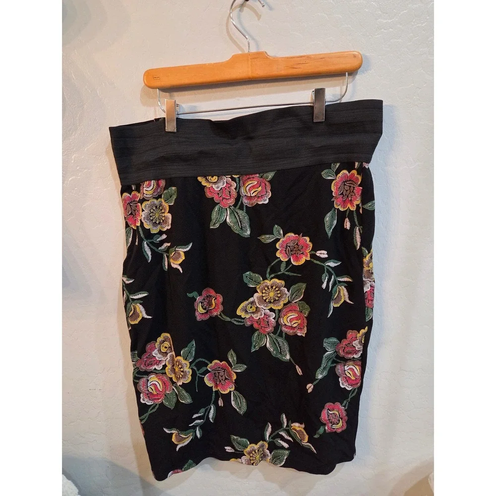 Jesse & James Black Floral Embroidered Pencil Skirt Plus Size 1X Elastic Waist